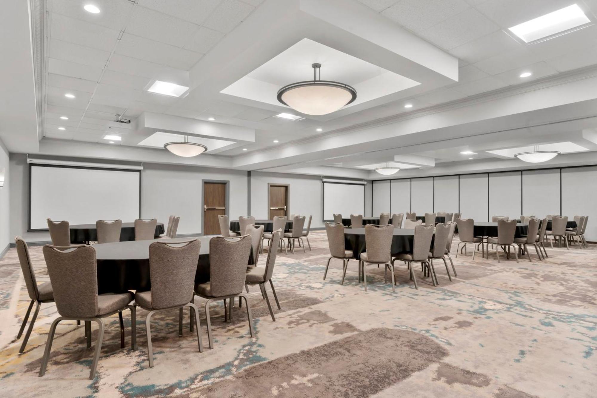 Holiday Inn Dubuque/Galena By Ihg Exterior photo
